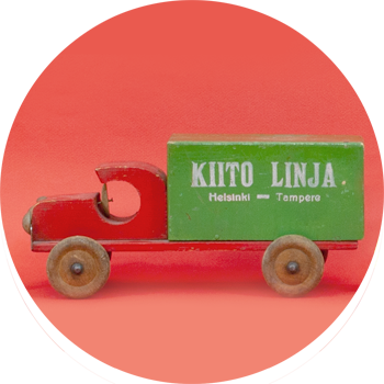 Puinen leikkikalukuorma-auto, jonka kyljessä lukee Kiito Linja Helsinki-Tampere